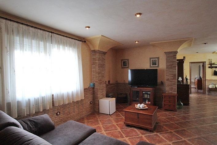 Sala de estar acogedora y luminosa