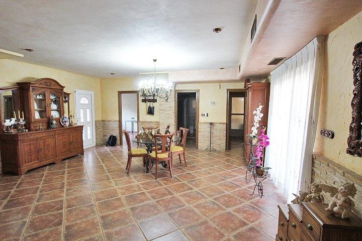 Sala de estar amplia y luminosa