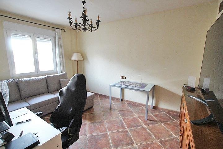 Sala de estar con mobiliario moderno