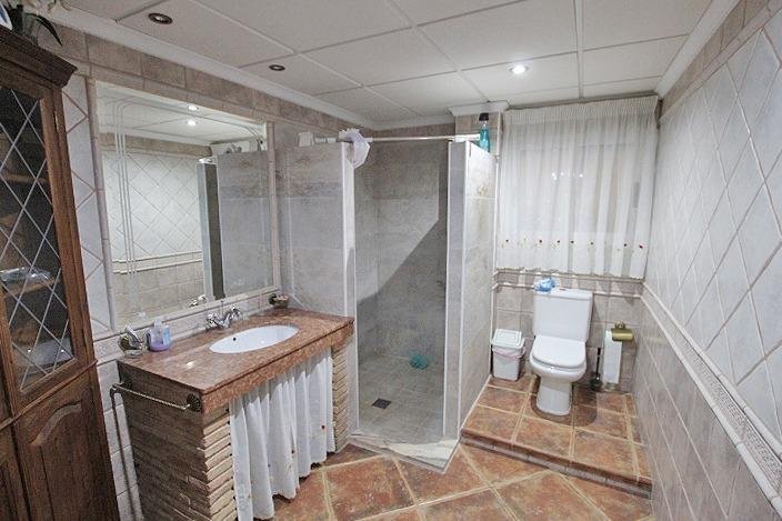 Baño moderno con ducha y lavabo