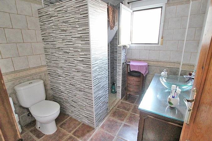 Baño moderno y funcional