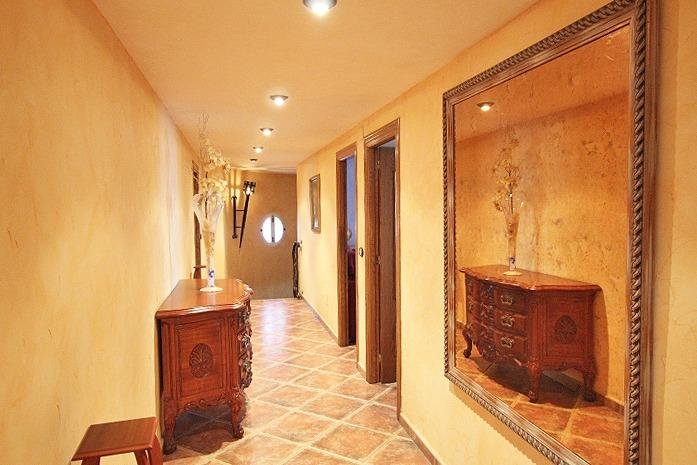 Pasillo con muebles y espejo