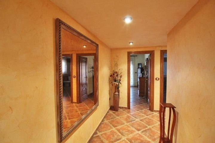 Pasillo con espejo decorativo