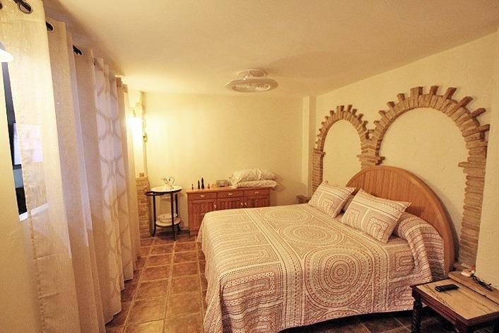 Habitación acogedora y bien iluminada