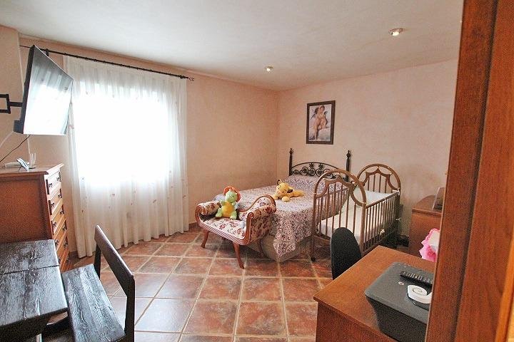Habitación acogedora con cama doble