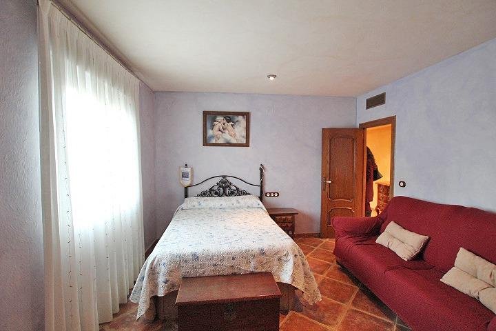Habitación acogedora con cama matrimonial