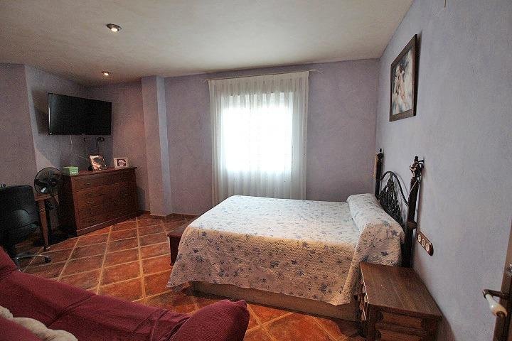 Habitación acogedora con cama doble