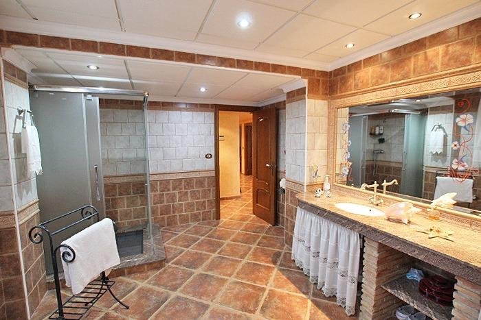 Baño moderno con ducha y lavabo