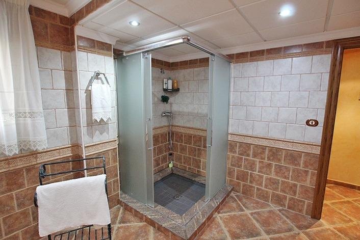 Baño con ducha moderna