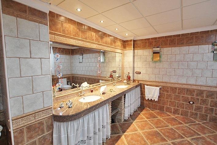 Baño moderno con doble lavabo