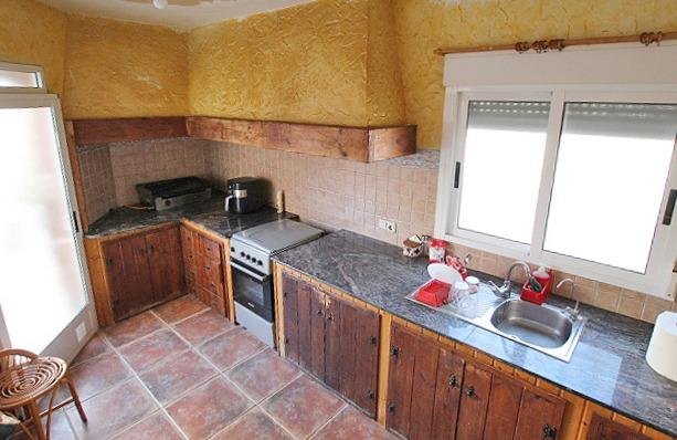 Cocina rústica con muebles de madera