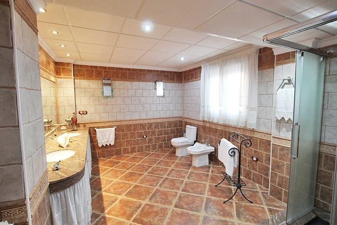 Baño amplio con azulejos decorativos