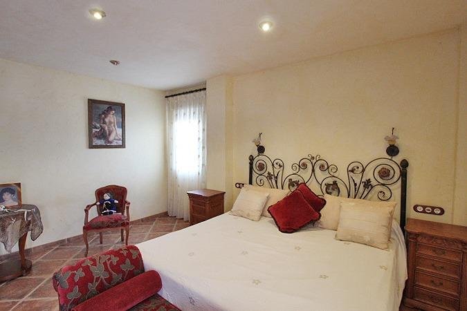 Habitación acogedora con cama