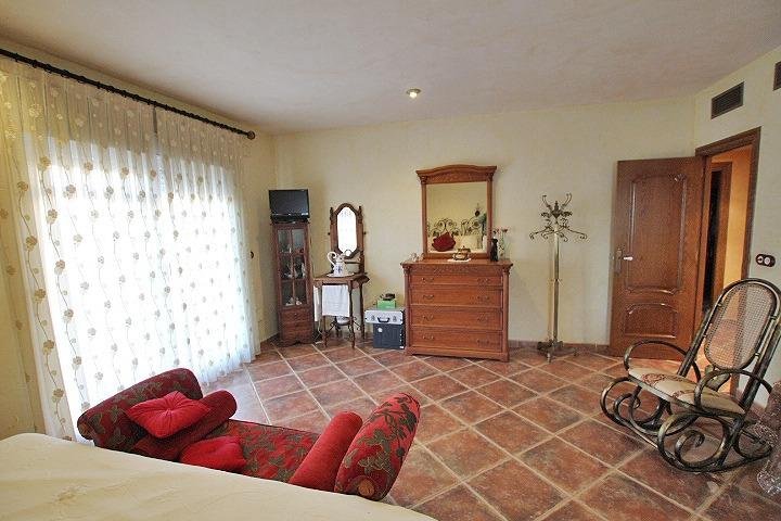 Habitación acogedora con muebles clásicos