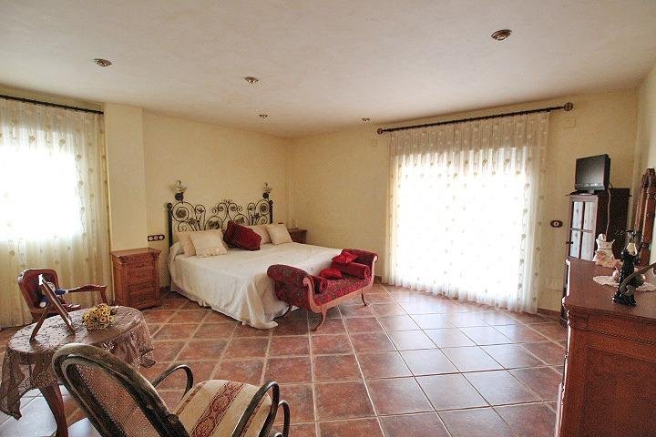 Habitación amplia y luminosa