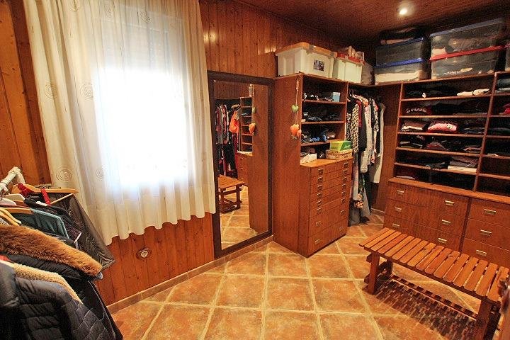 Vestidor amplio con muebles de madera