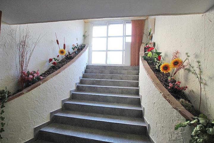 Escalera decorada con flores