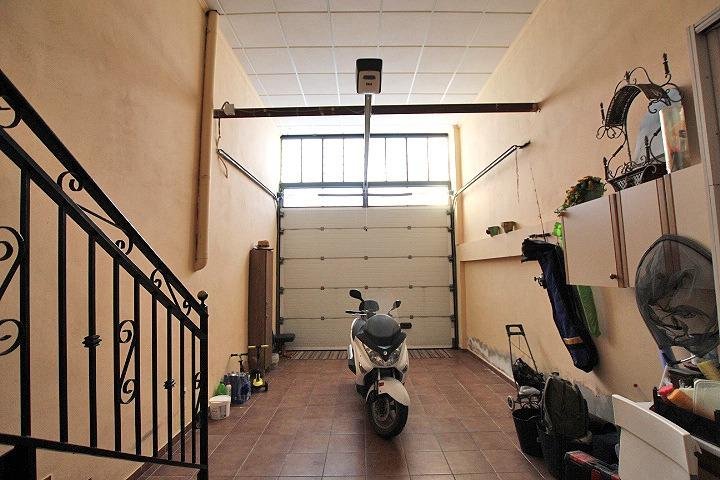Garaje espacioso con moto