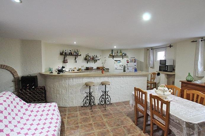 Cocina y comedor acogedor