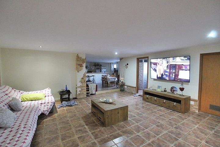Sala de estar moderna y acogedora