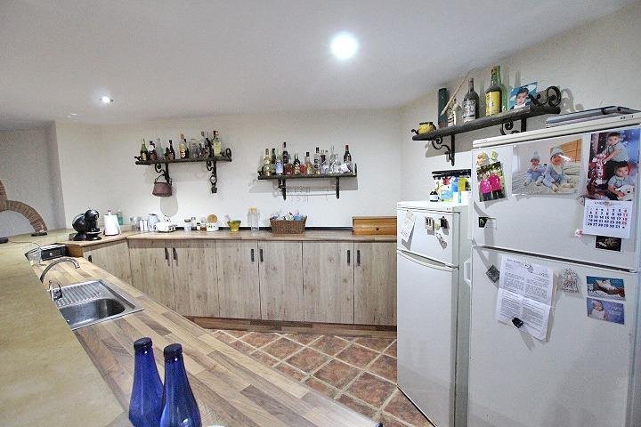 Cocina moderna con estantes y electrodomésticos