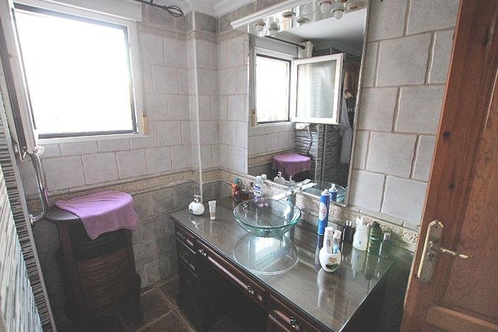 Baño moderno con lavabo y espejo