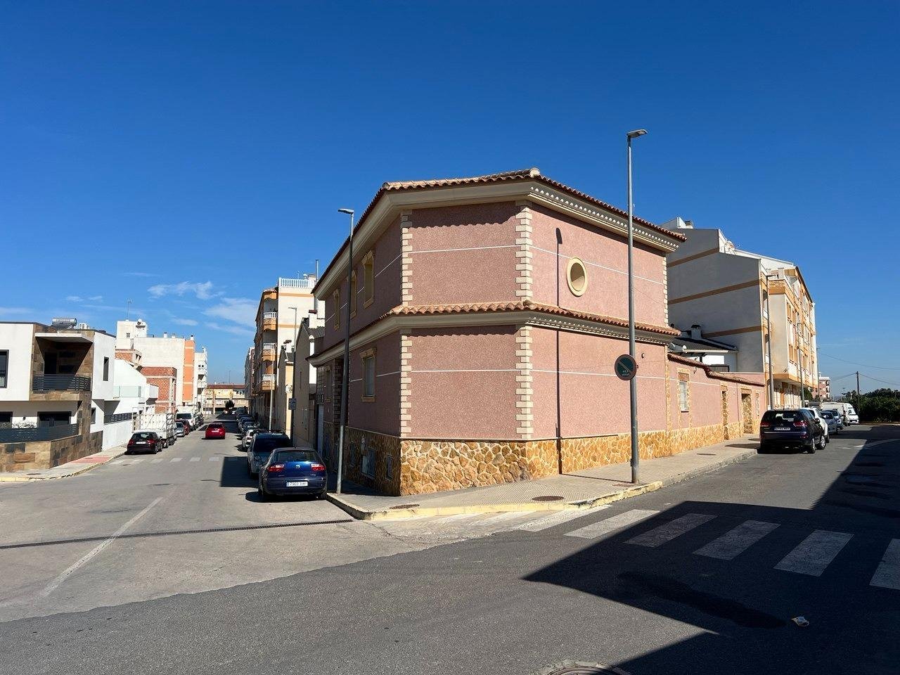 Esquina de una calle residencial