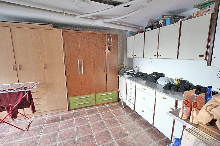 Interior de un garaje ordenado