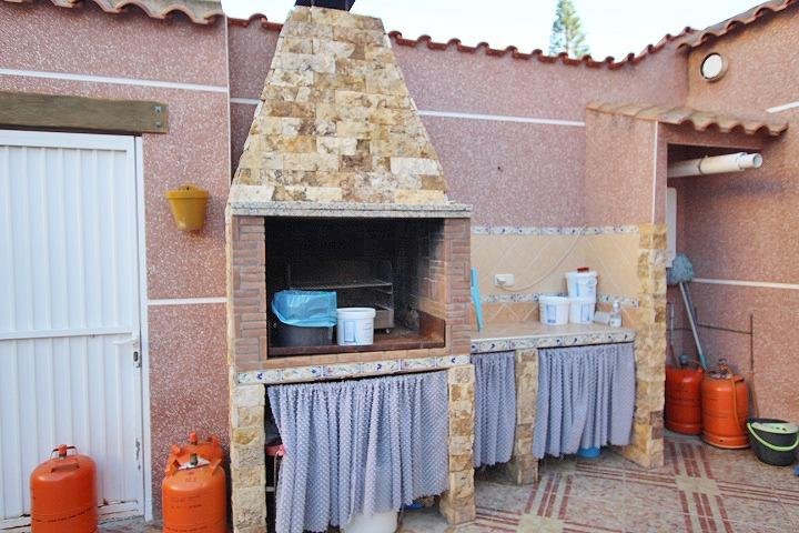 Parrilla exterior con gas y lavadero