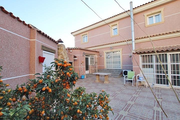 Patio de una casa con naranjos