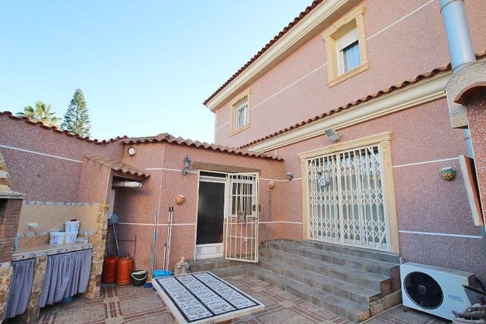 Fachada y patio de una casa