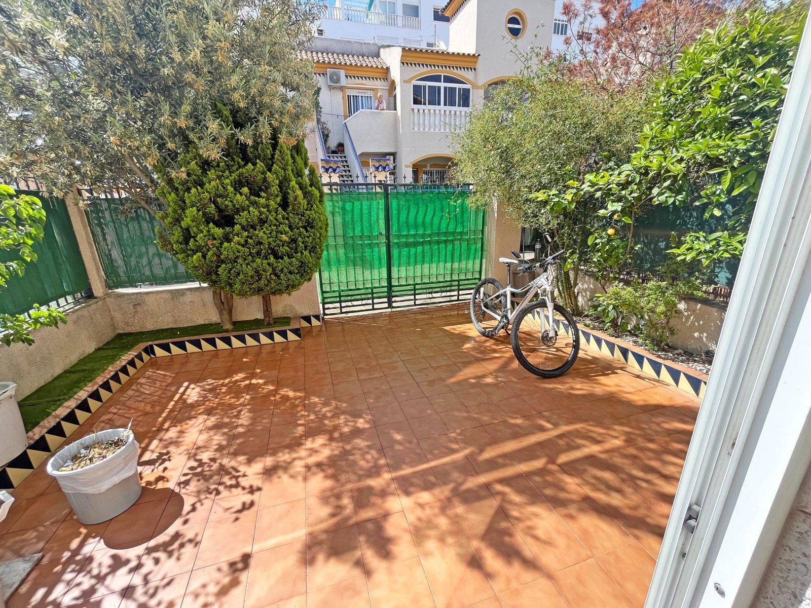 Patio con bicicleta y plantas