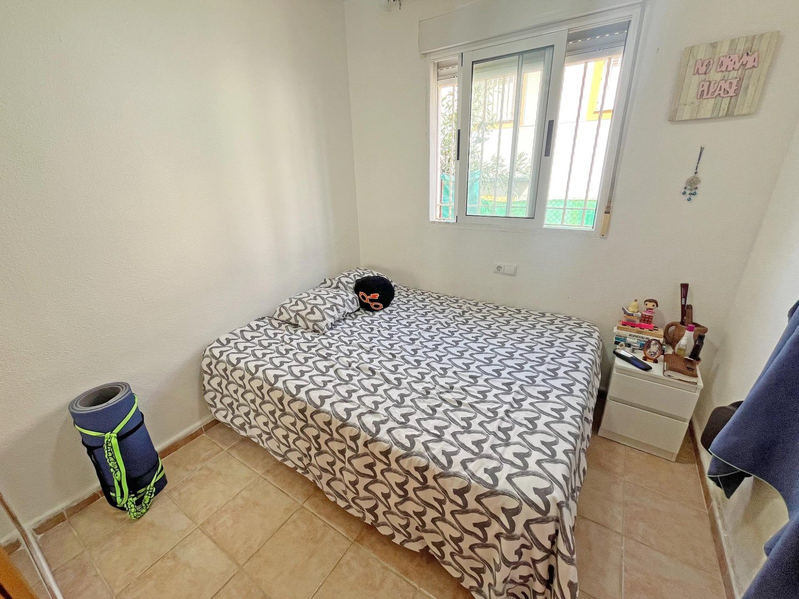 Habitación con cama y ventana