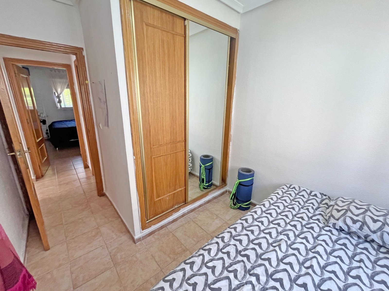 Habitación con armario y espejo