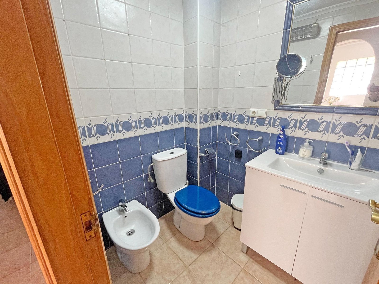 Baño moderno con azulejos azules