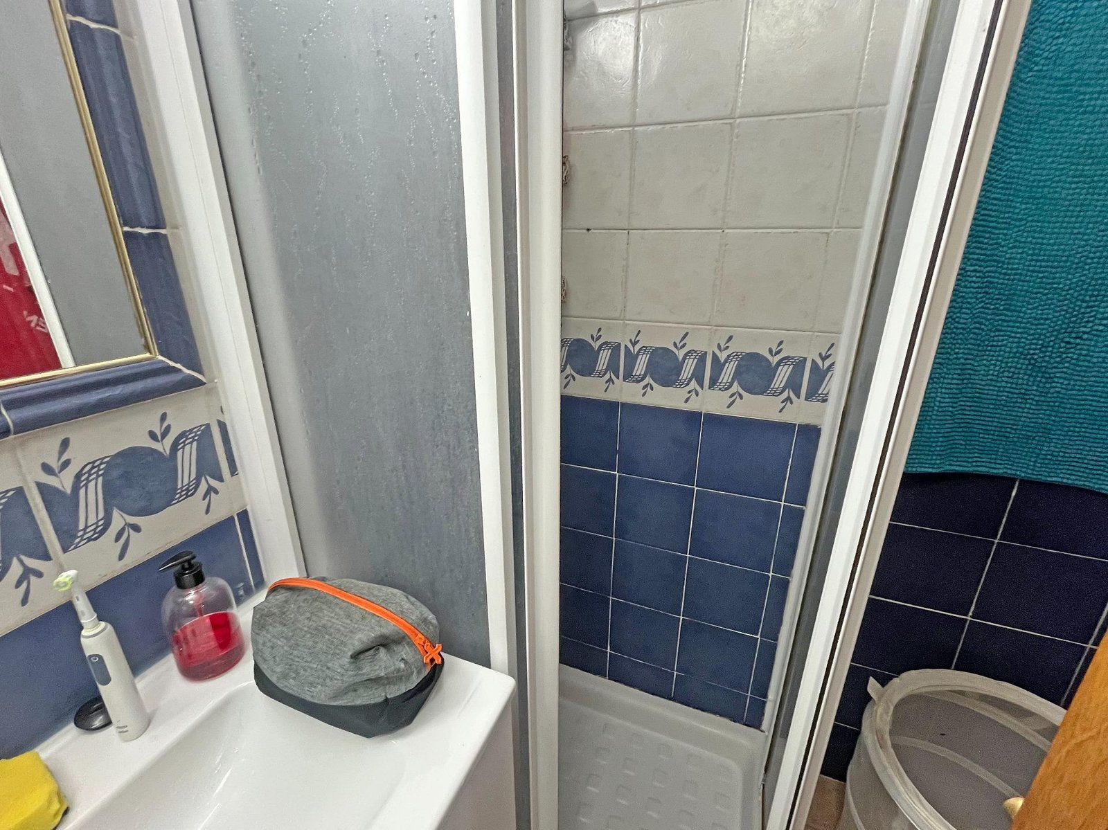 Baño con ducha y lavabo