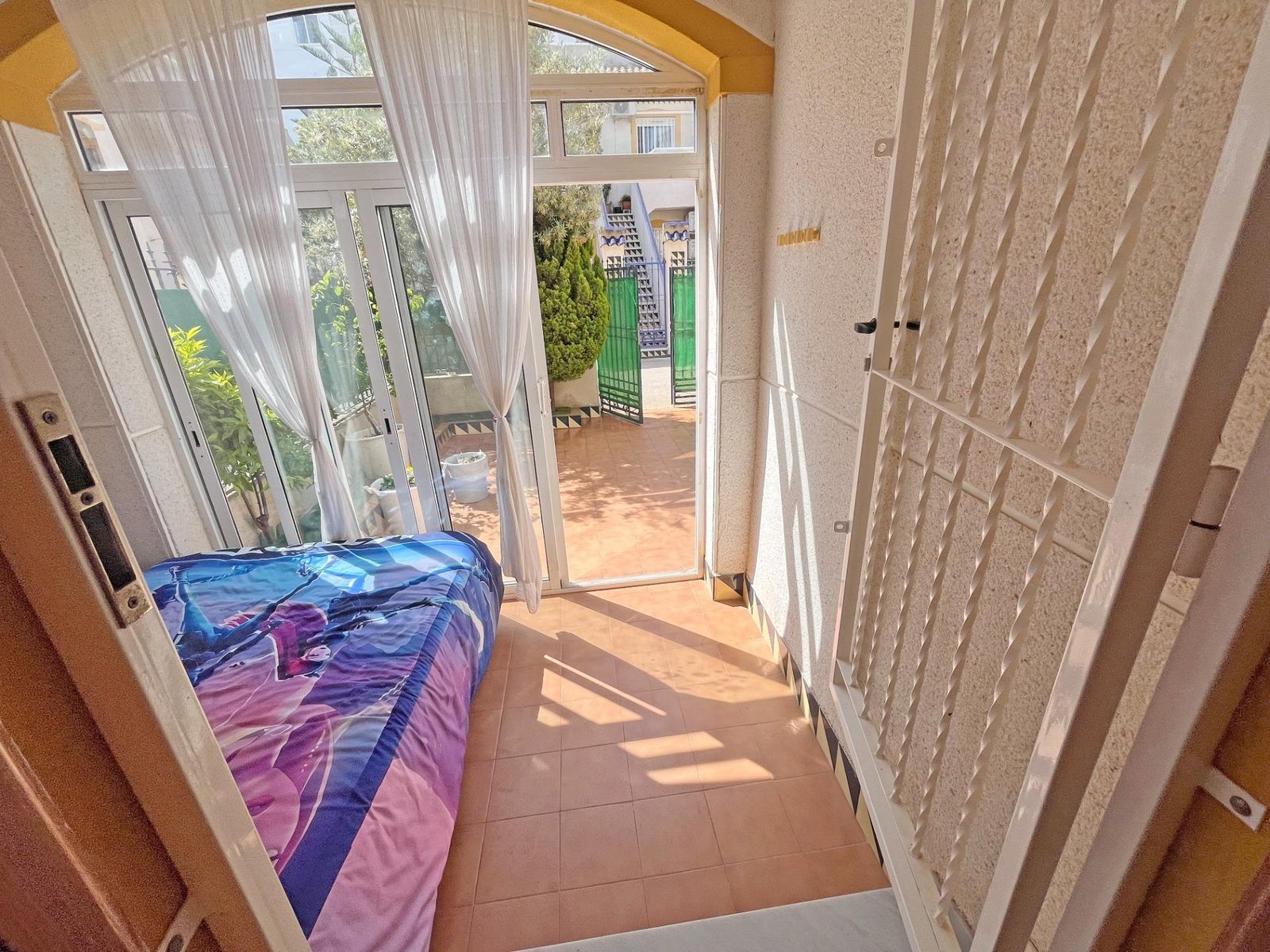 Habitación iluminada con vista al jardín