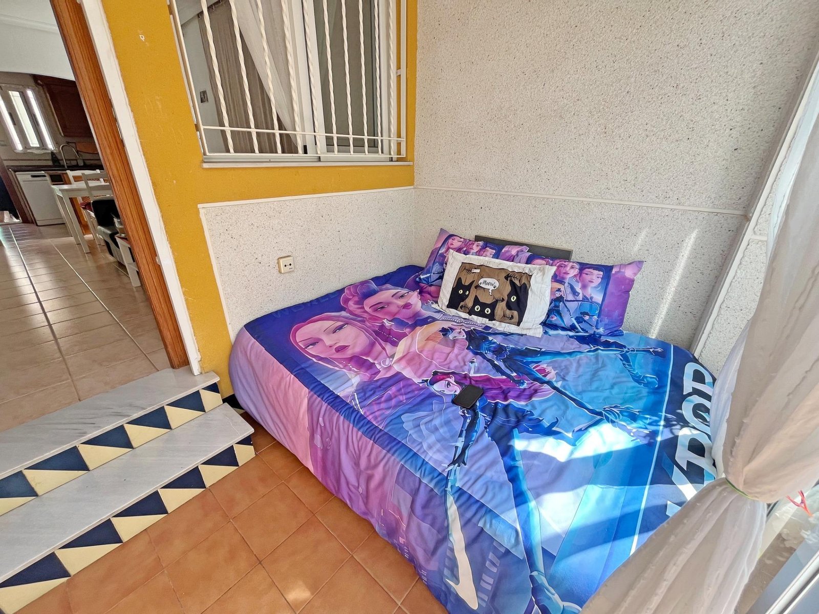 Habitación con cama colorida