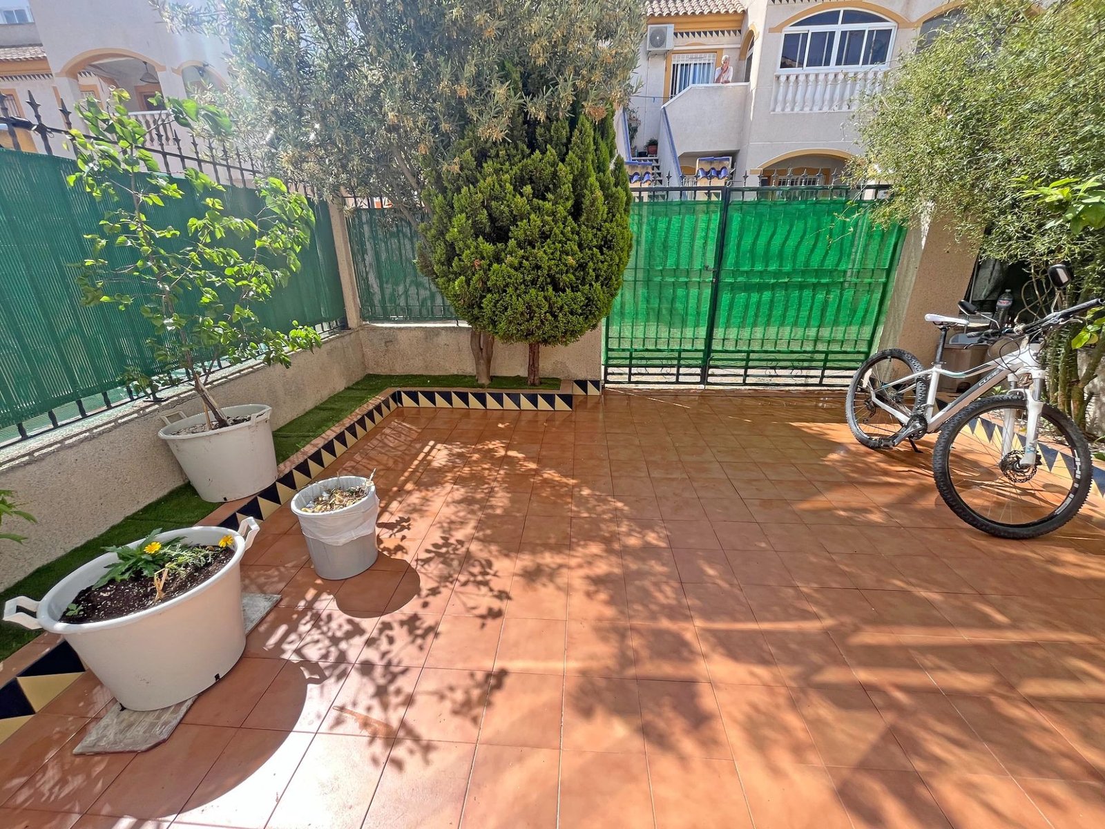 Patio con plantas y bicicleta