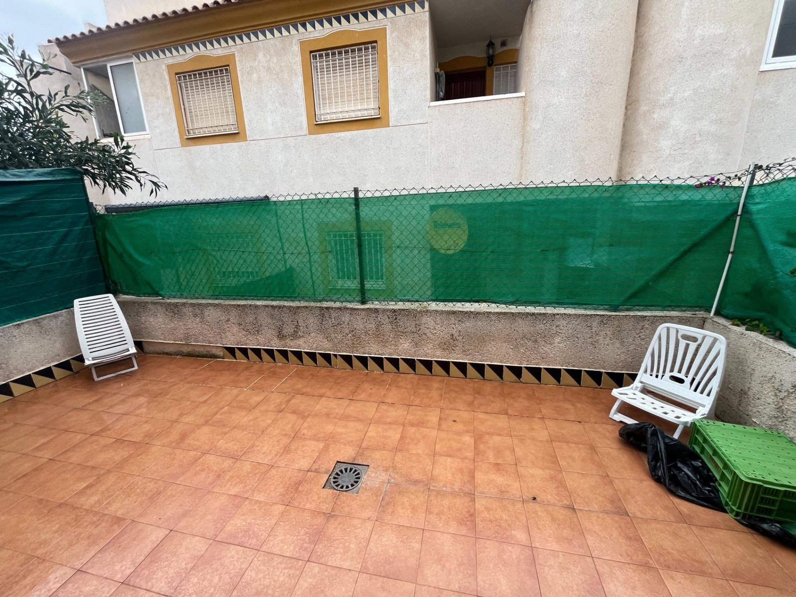 Terraza con malla verde