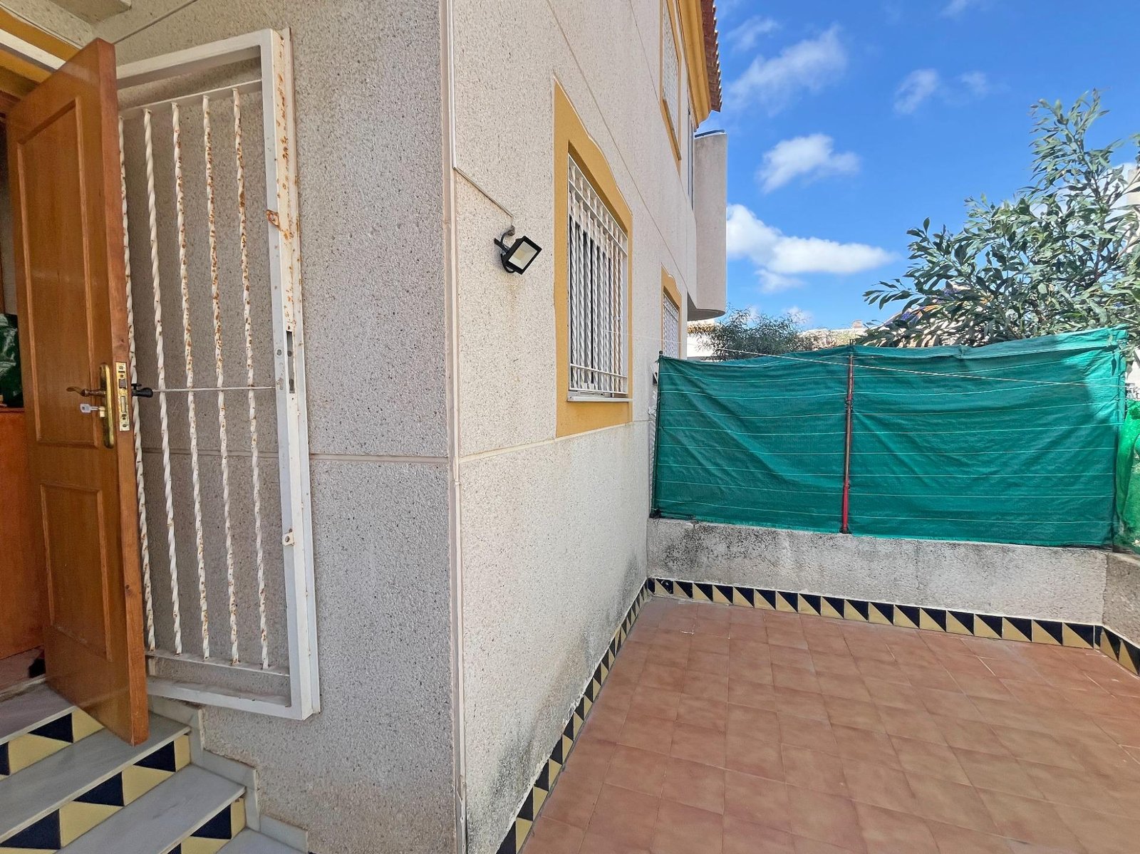 Entrada a un patio exterior