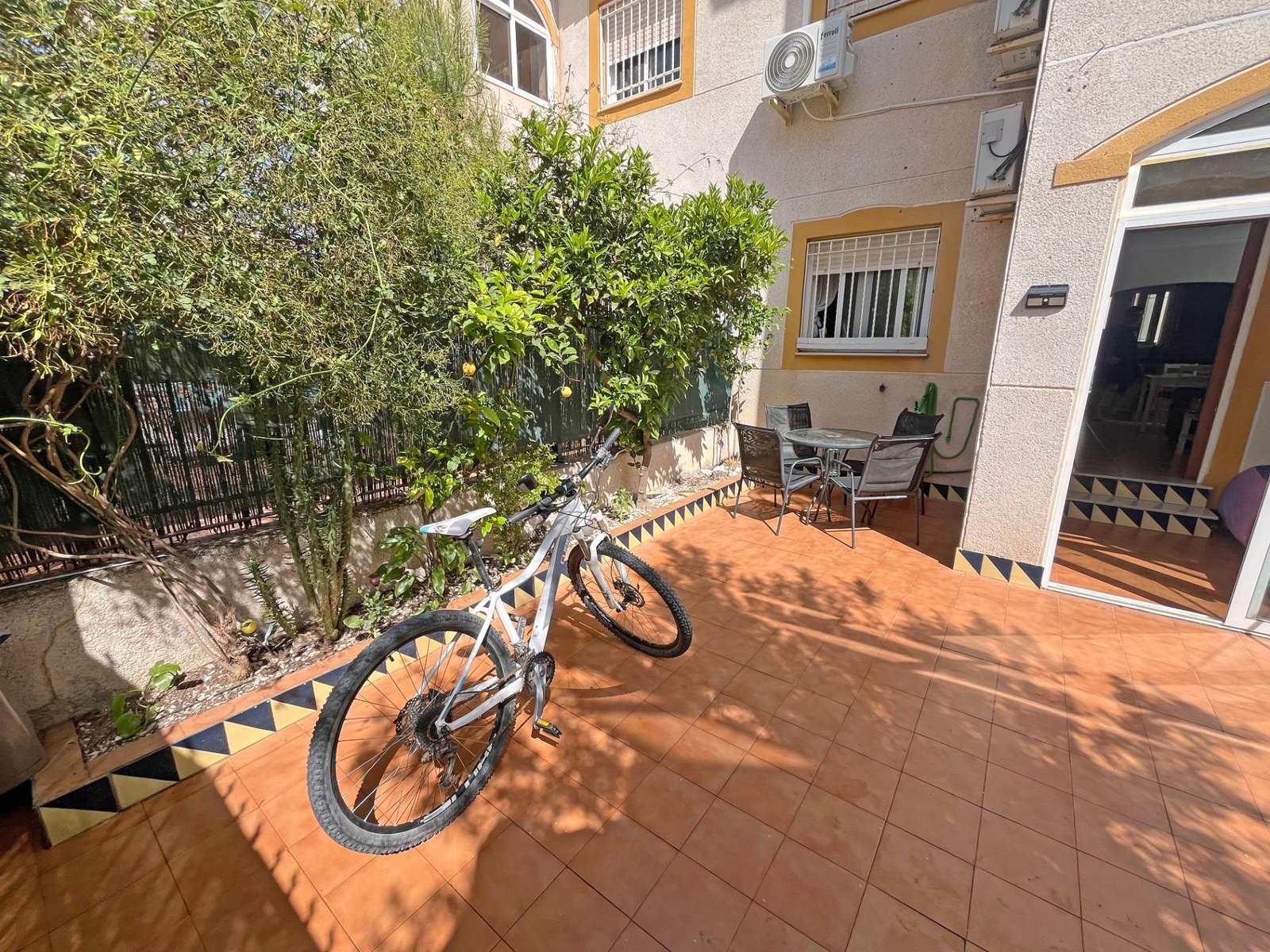 Terraza con bicicleta y mesa
