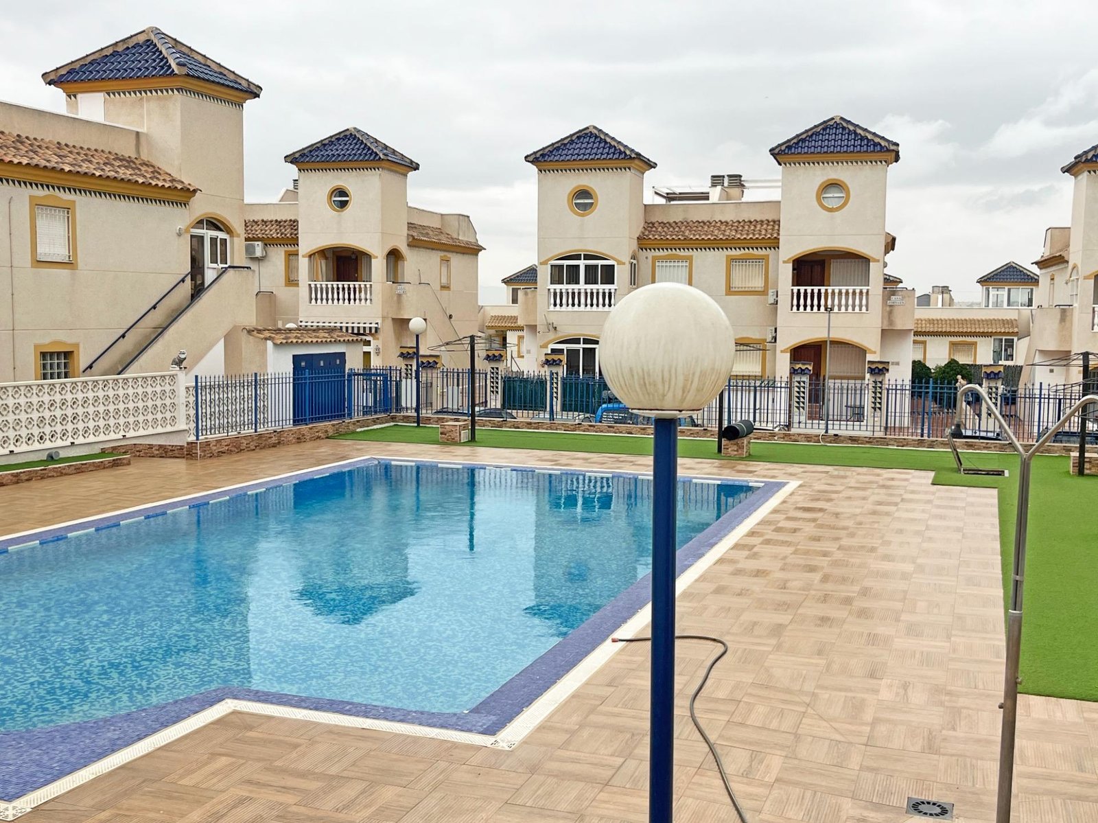 Piscina en complejo residencial