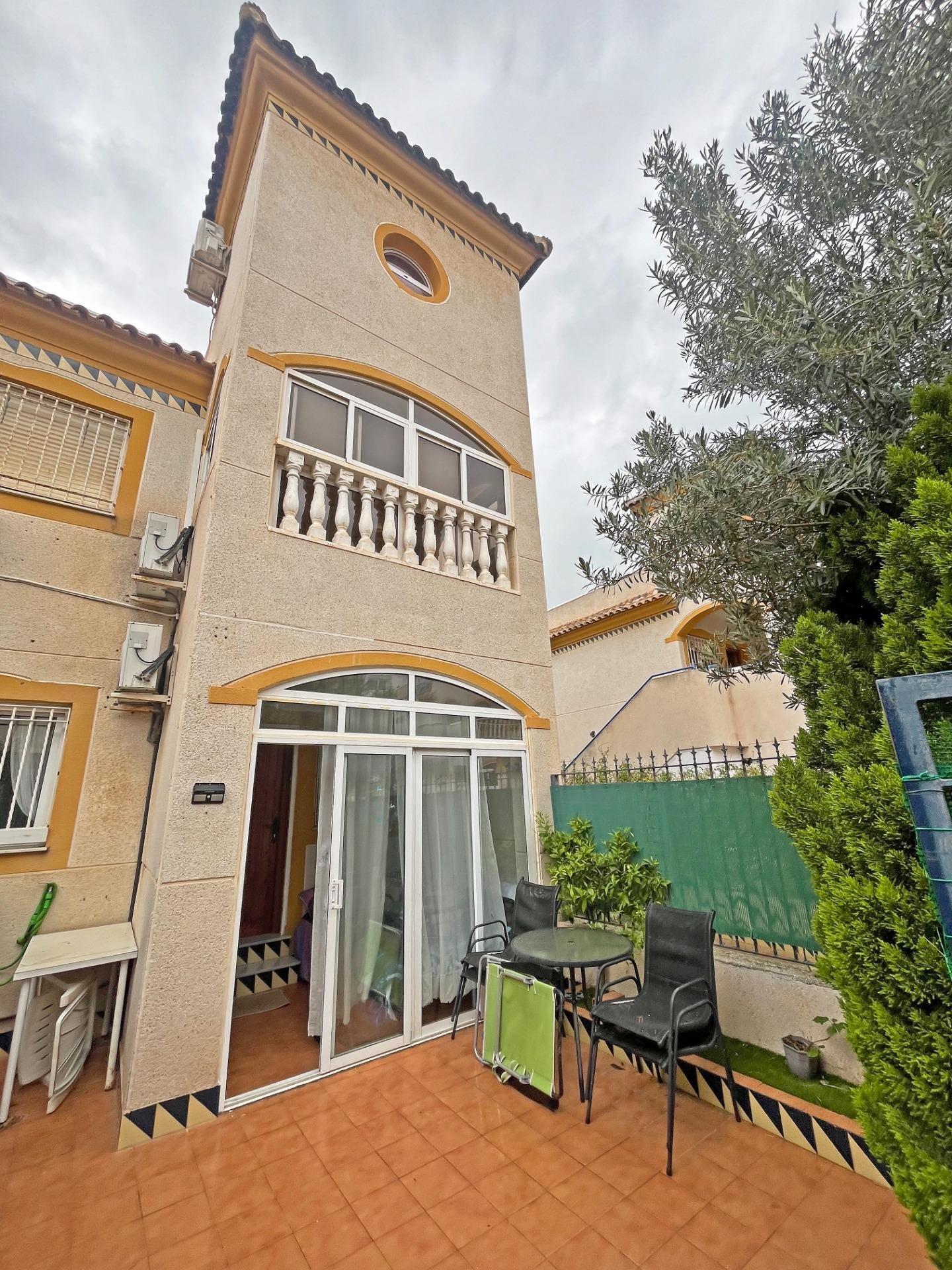Casa con patio y árboles