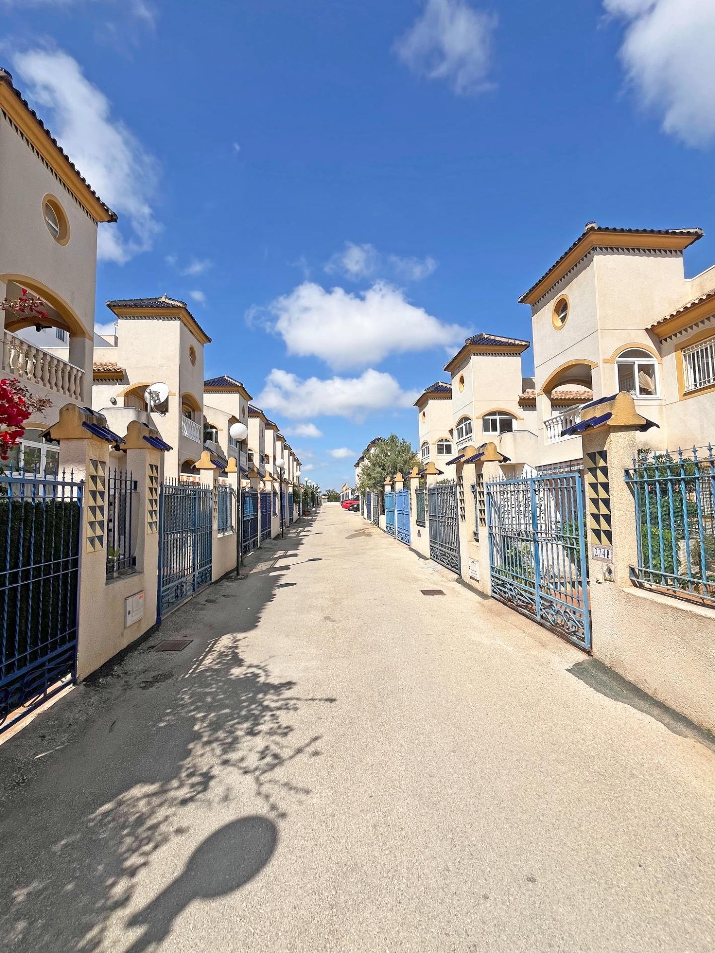 Calle de urbanización residencial