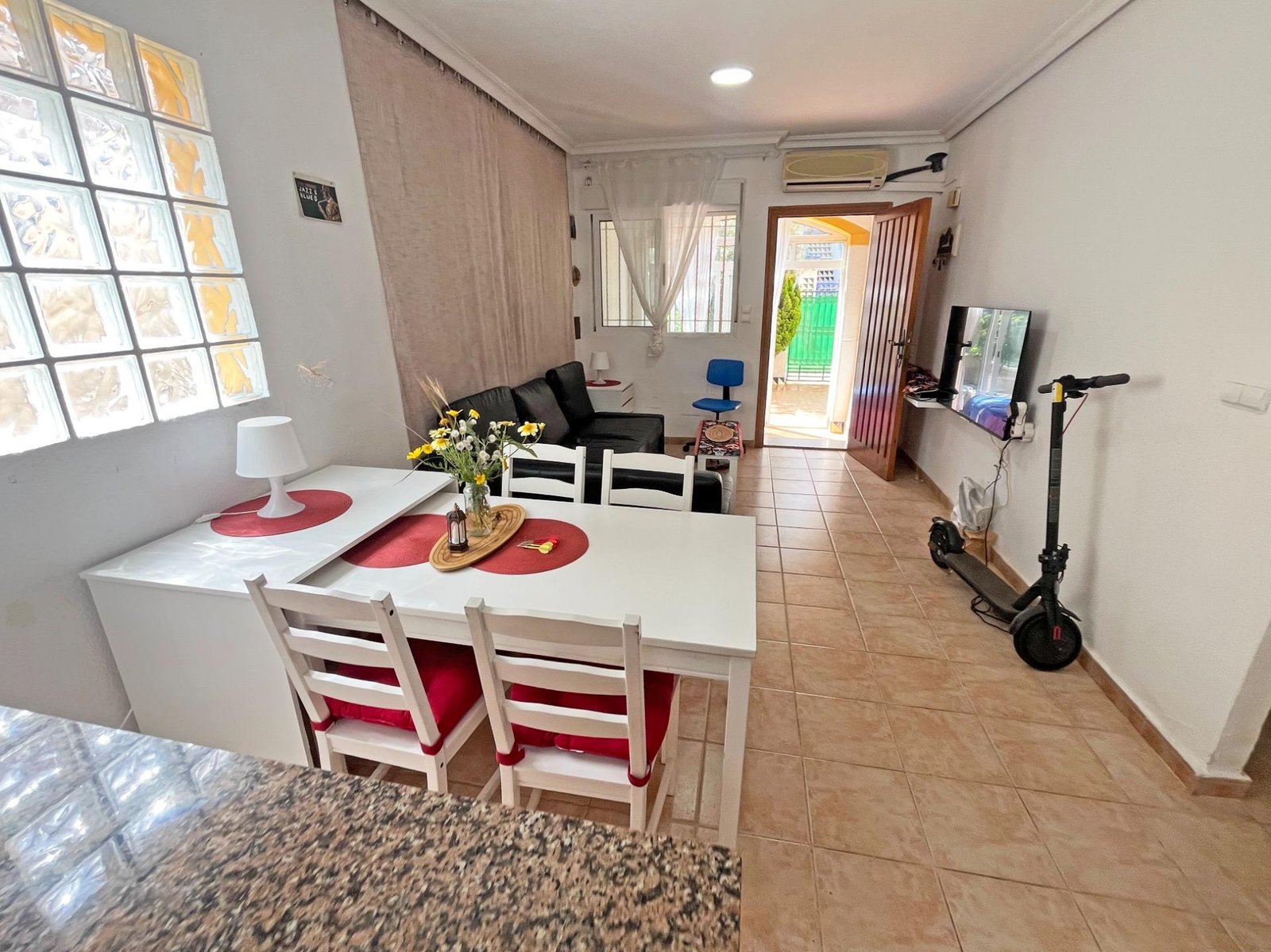 Sala y comedor iluminados