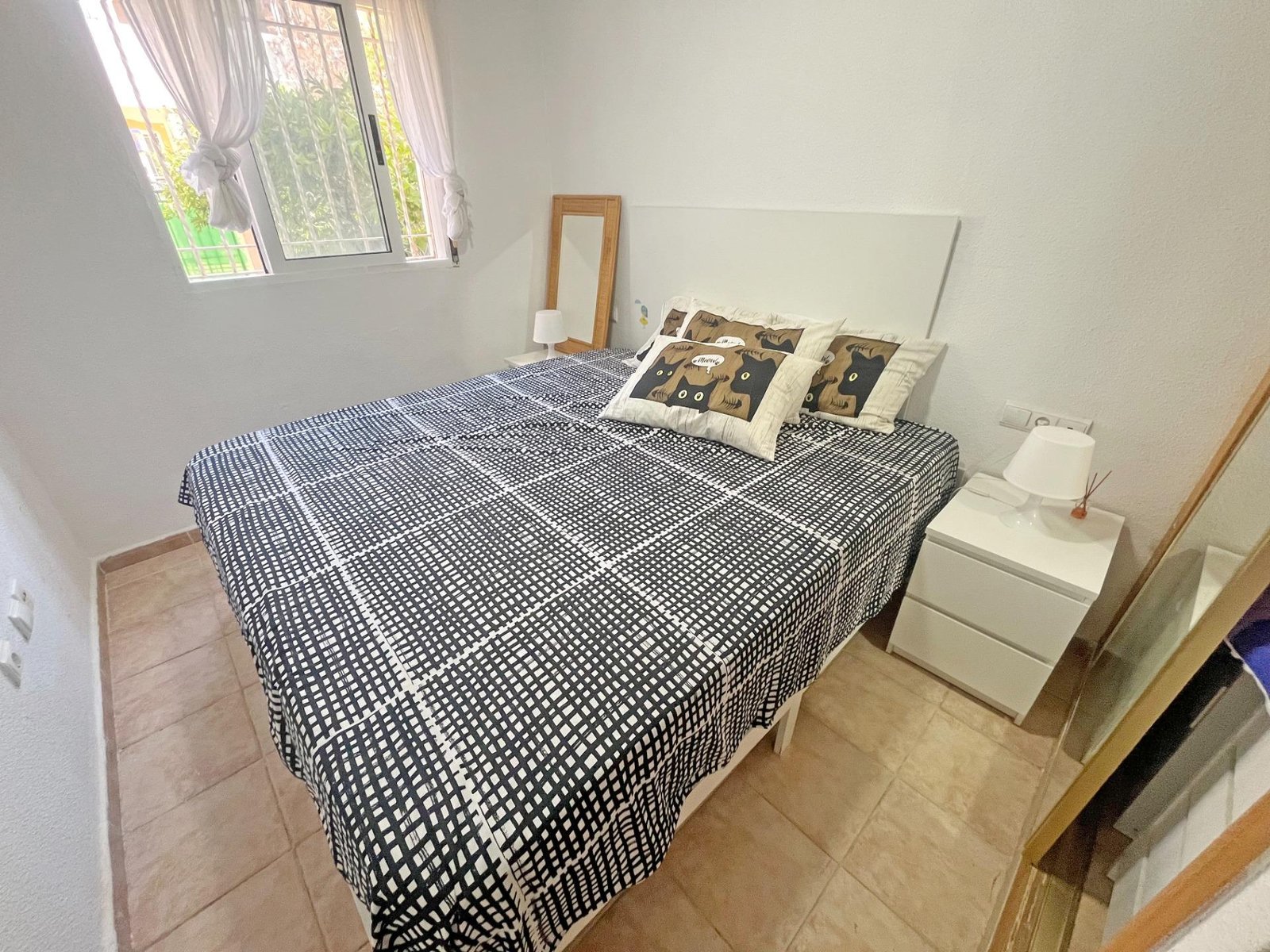 Habitación con cama doble decorada