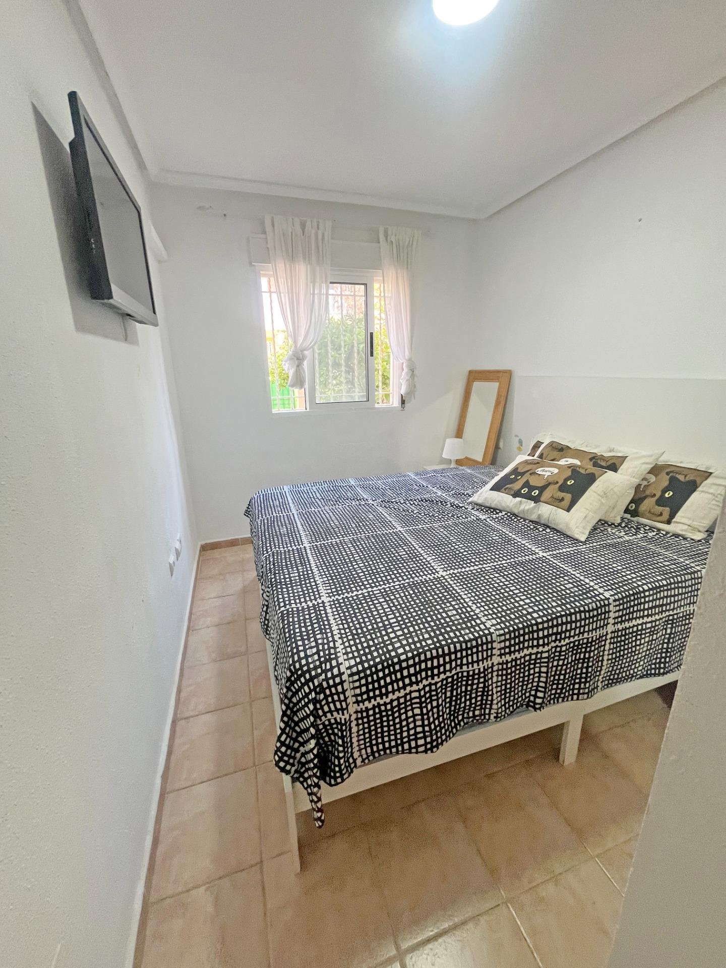 Habitación acogedora con cama