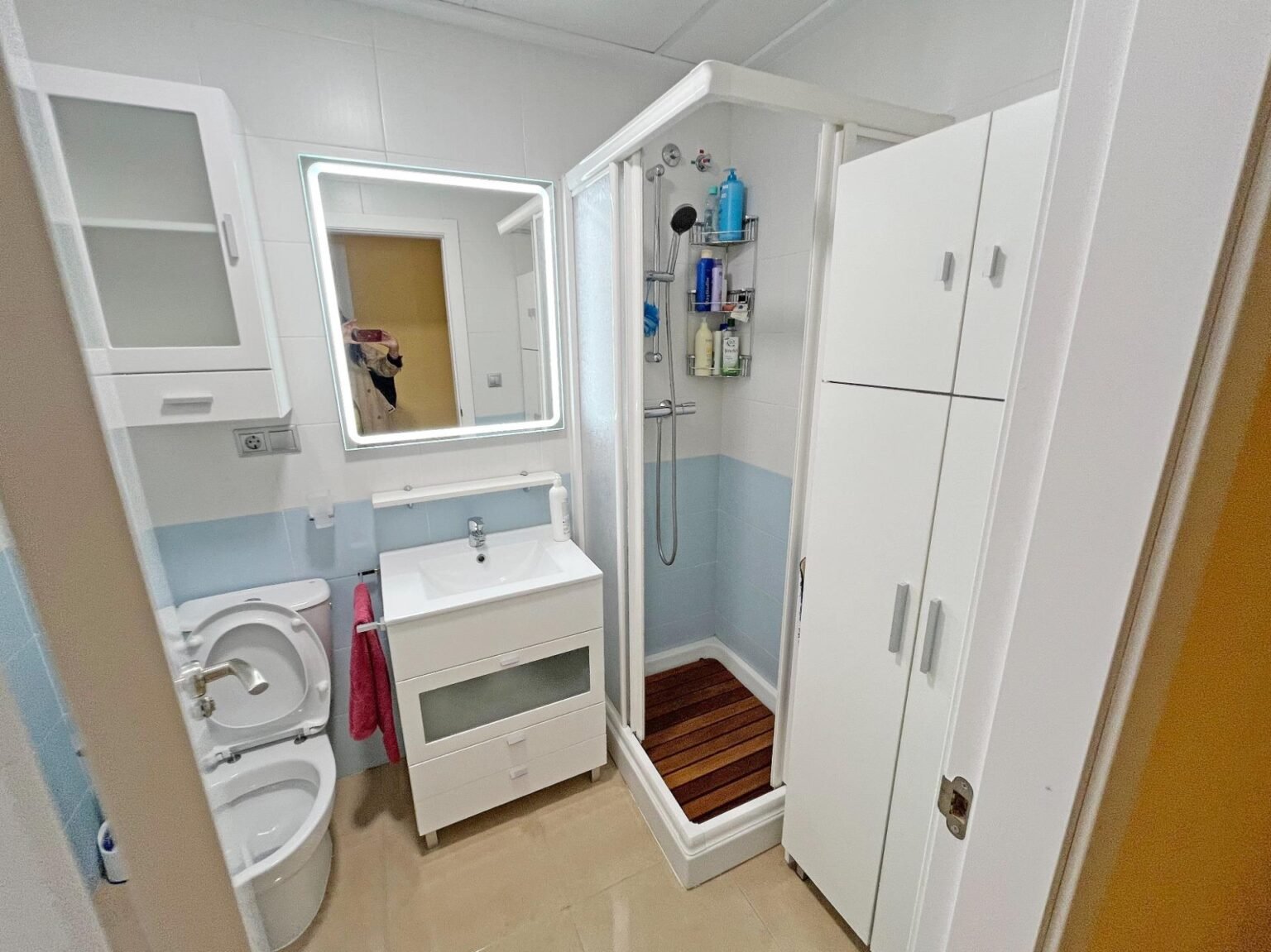 Baño moderno con ducha y lavabo