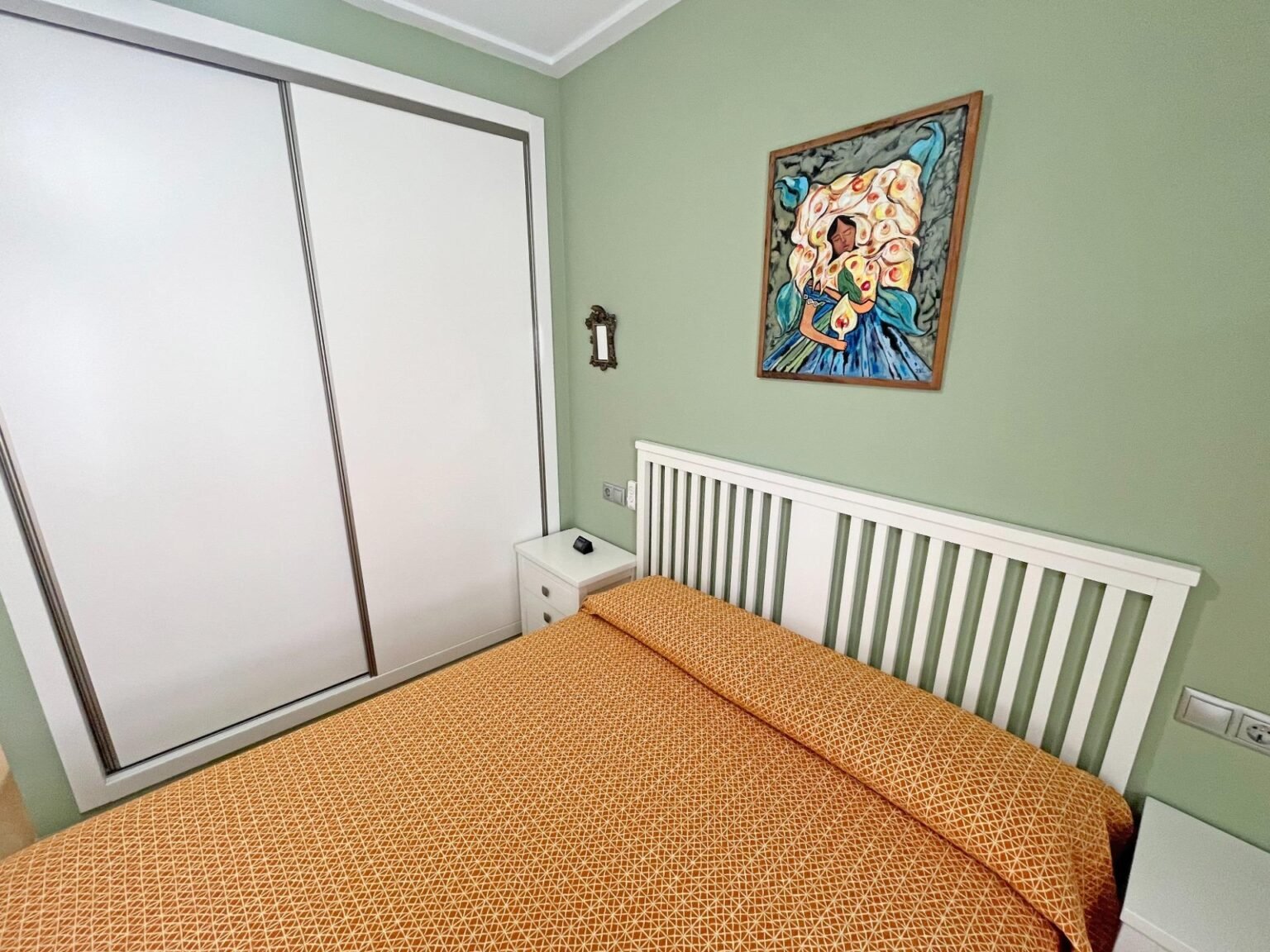 Habitación con cama y arte en la pared